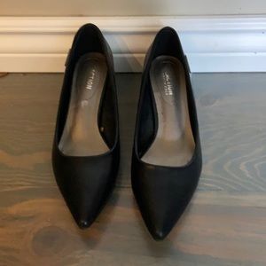 Black low heel shoe